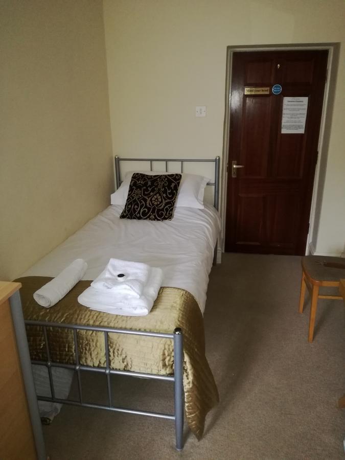 Hotel The Three Horseshoes Alton  Exterior foto